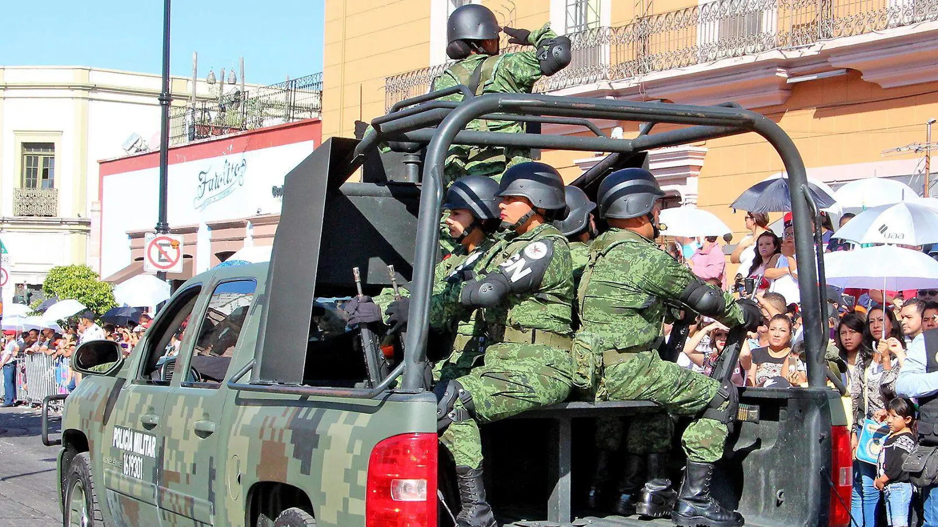 elementos de la guardia nacional en camioneta